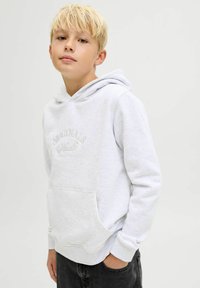 Sudadera gris claro hecha de tejido suave, que cuenta con un bolsillo frontal, capucha con cordón y un logo embosado de "Originals" en el pecho.