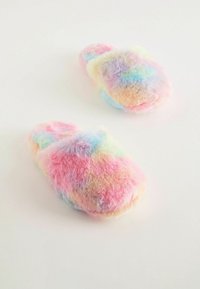 Fuskpälsunderlägg i pastellfärger, med en mjuk och fluffig textur och en rund, glid-på-design.