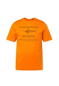 Oranžové bavlněné tričko s grafikou mečouna a černým textem s detaily "Jižní Tichomořské turné" a "Projekt pobřežní biodiverzity."