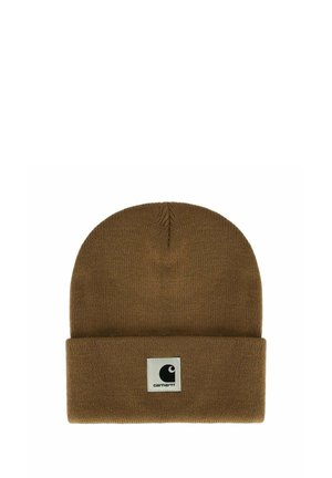 Gorro de punto marrón con puño vuelto que presenta un parche cuadrado blanco y el logo negro de Carhartt en el centro delantero.