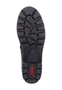 Suela de goma negra con un patrón de relieve texturizado para mayor agarre. Presenta un logotipo rojo y un marcador de tamaño, con un diseño robusto y duradero.
