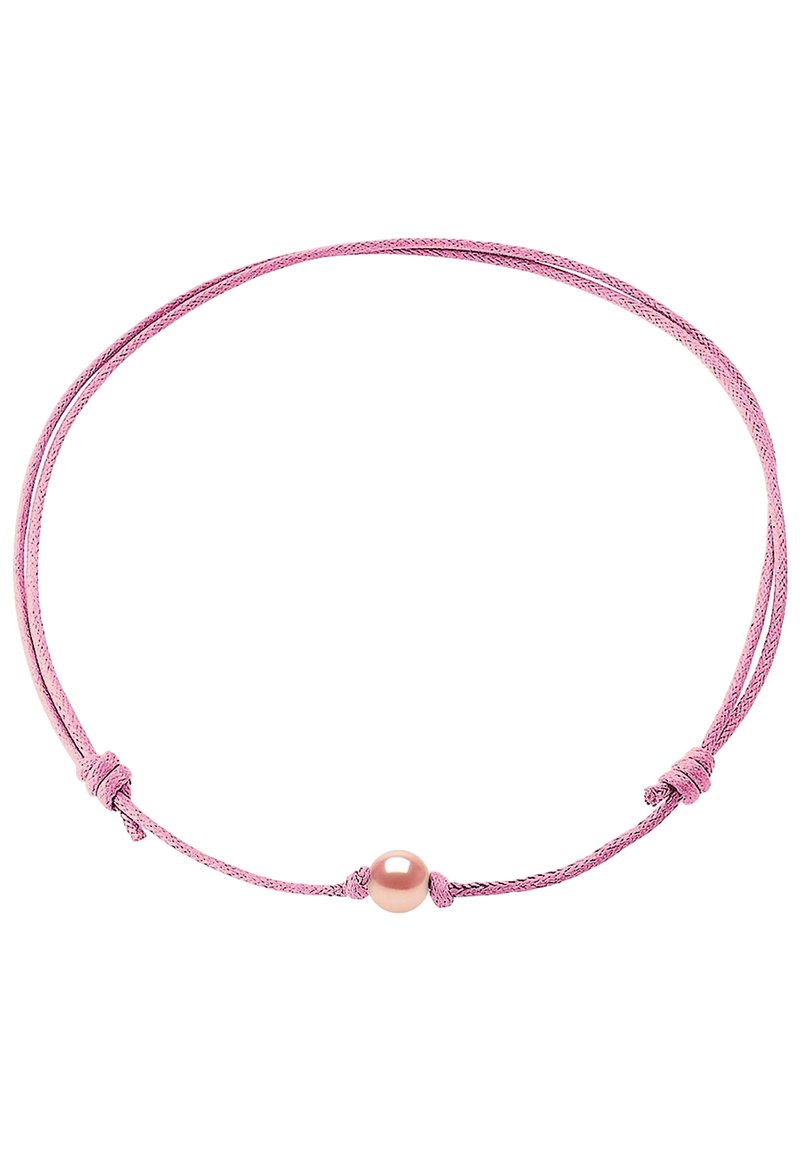 Roze gevlochten koordarmband met een enkele ronde, glanzende parel als accent. Verstelbaar ontwerp met eenvoudige knoopsluitingen.