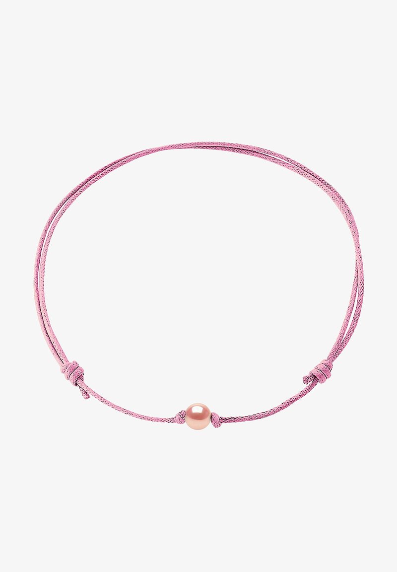 Roze gevlochten koordarmband met een enkele ronde, glanzende parel als accent. Verstelbaar ontwerp met eenvoudige knoopsluitingen.