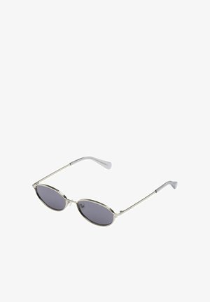 Schmale Sonnenbrille mit Metallgestell, ovalen, dunkelgrauen Gläsern und dünnen silbernen Bügeln, ausgestattet mit durchsichtigen Nasenpads und hellgrauen Bügelenden.
