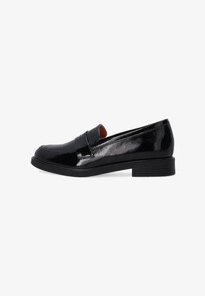 Schwarzer Lacklederslipper mit glatter Oberfläche, abgerundeter Zehenpartie und geringem Absatz. Verfügt über einen breiten Riemen über dem Riemen für zusätzliche Details.
