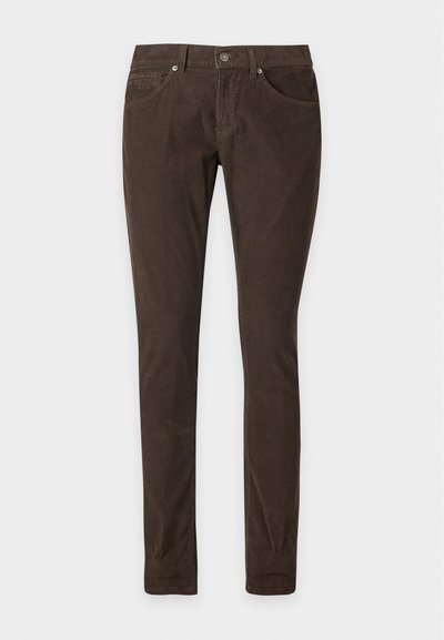 Pantalon en velours côtelé marron coupe slim avec poches avant, passants pour ceinture et fermeture par boutons, présenté sur un fond clair uni.