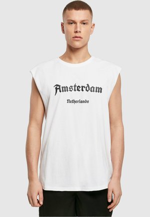 Biała bezrękawnik z napisem "Amsterdam" i "Holandia" w czcionce gotyckiej drukowanej na czarno, wykonany z miękkiej bawełny, o luźnym kroju.