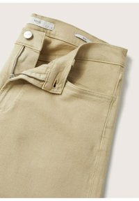 Beige puuvillahousut, joissa on vetoketjukiinnitys ja nappikiinnitys. Ominaisuuksiin kuuluvat kaksi taskua, sileä rakenne ja saumaan ommeltu yksityiskohta.