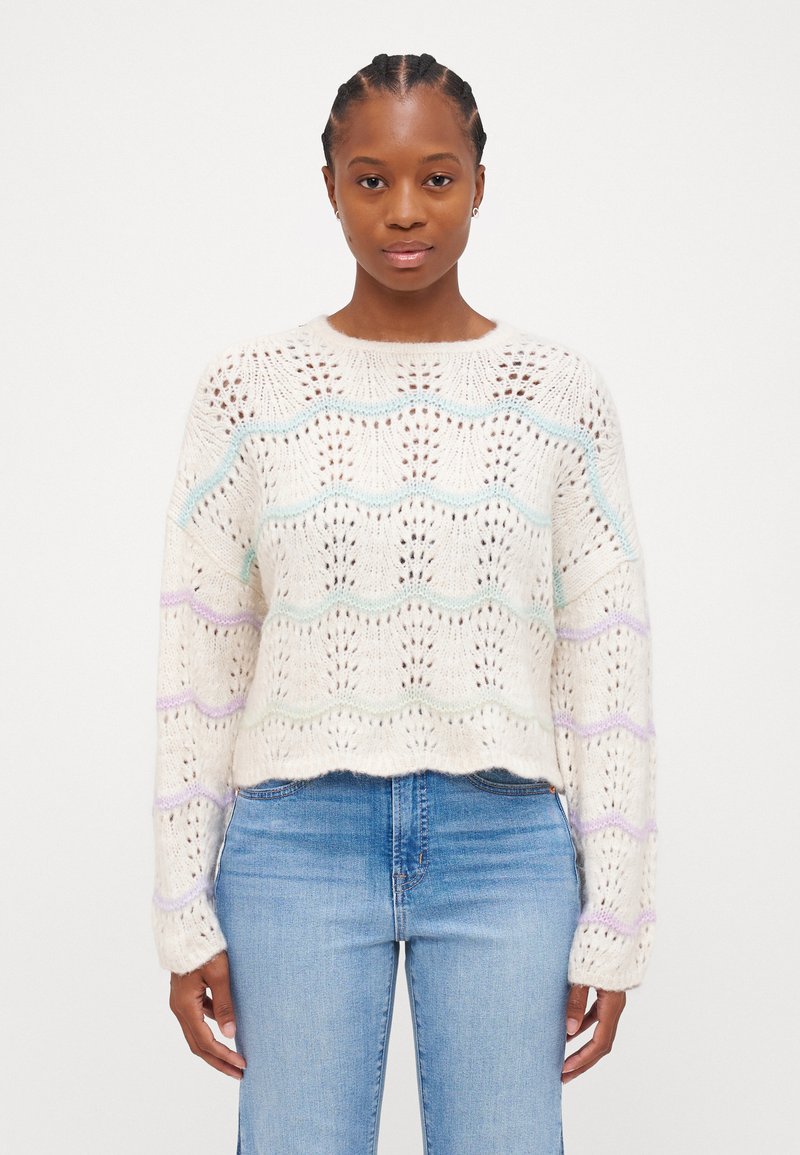 Sweater leve de malha na cor creme com padrões em ondas em azul pastel, verde e roxo. Apresenta um decote arredondado e punhos canelados.