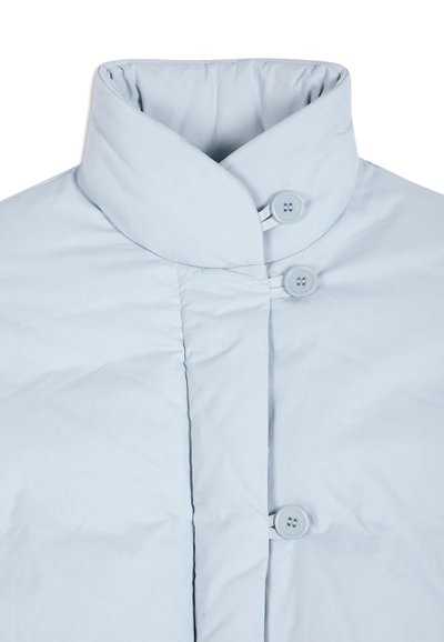 Veste matelassée bleu clair avec un col montant fermé par trois boutons visibles à l'avant.