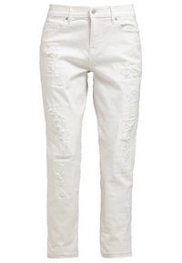 Jean slim blanc avec des détails déchirés sur l'avant des cuisses et des genoux, avec passants de ceinture et poches avant.