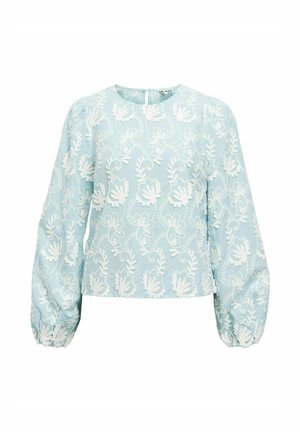 Hellblaue Bluse mit langen Puffärmeln, weißen Blumenstickereien und rundem Ausschnitt. Weicher Stoff mit filigranen Details.