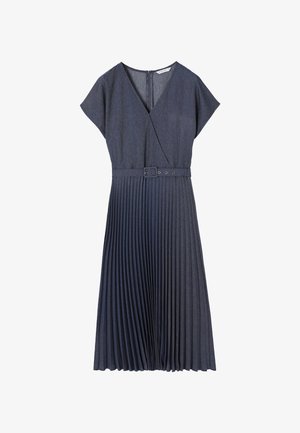 Marineblaues plissee Kleid mit Wickeldesign, kurzen Ärmeln und tailliertem Bund. Der Stoff hat eine glatte Textur und einen dezenten Glanz.