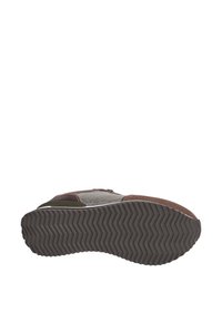 Baskets multicolores avec un dessus texturé gris, des accents en daim marron et une semelle en caoutchouc en zigzag. Design minimaliste avec une forme courbée.