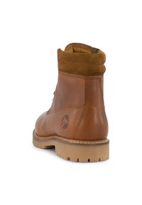 Bota de cuero marrón con un cuello de ante texturizado, punta redonda y una suela de goma resistente. Presenta un logo grabado en el talón.