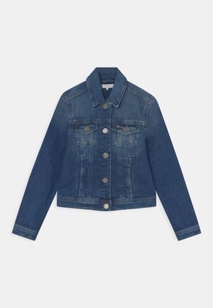 Klassiek donkerblauw spijkerjack met knoopsluiting aan de voorkant, borstflappzakken, lange mouwen en een kraag, weergegeven op een witte achtergrond.