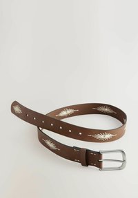 Cinturón de cuero marrón con patrones de estallido solar blancos, adornado con hebilla de metal en tono plateado y costuras, que muestra un diseño clásico.
