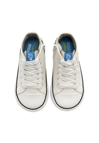 Sneaker bianche in tela con tomaia in tessuto testurizzato, dettagli neri e suola in gomma bianca. Lacci piatti, soletta blu con dettaglio grafico del sole.