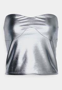 Metallisk silverfärgad strapless topp med en jämn, glansig yta, en figursydd design och böljande sömmar över framsidan.