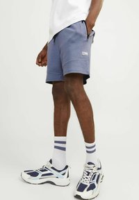 Jack & Jones STAIR  - Pantalones deportivos - stonewash