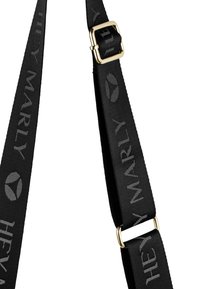 Sangle tissée noire avec texte embossé "HEY MARLY", dotée d'une boucle en métal doré et d'une texture lisse. Design simple et fonctionnel.