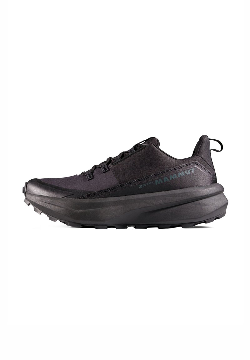Scarpe da ginnastica nere con tomaia traspirante, suola testurizzata e una prominente intersuola ammortizzata. Include una linguetta e un design con lacci.