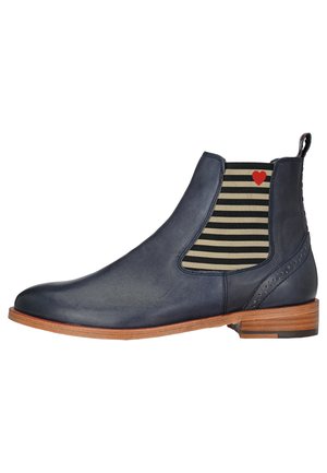 Marineblaue Leder Chelsea-Boots mit gestreiften elastischen Seiteneinsätzen, die ein rotes Herz zeigen, Holzabsatz und Broguedetails auf der Rückseite.