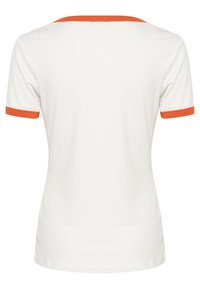Weißes T-Shirt mit kurzen Ärmeln und orangen Akzenten am Kragen und an den Ärmelsäumen. Glatte Fabric, standardmäßige Passform, keine sichtbaren Muster oder Grafiken.