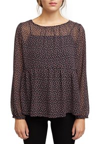 Blusa nera con stampa floreale in rosso e bianco, in tessuto leggero e trasparente, maniche lunghe, scollatura arricciata e design a strati.