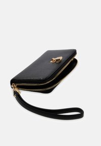 Zwarte leren portemonnee met een gestructureerde afwerking, gouden ritssluiting en polsriem. Heeft een strak ontwerp met een opvallend gouden hardware-accent.