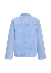 Hellblaue Jeansjacke mit langen Ärmeln, klassischem Kragen und Rückenpasse. Das Material ist weich mit leichter Textur und minimalen Nahtdetails.