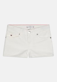 Vita denimshorts med knappstängning, framfickor och en liten logotyp på vänster ficka. Har en röd detalj på midjebandet.