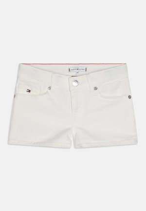 Bermudas de mezclilla blanca con cierre de botón, bolsillos frontales y un pequeño logo de la marca en el bolsillo izquierdo. Tiene un acento rojo en la cinturilla.