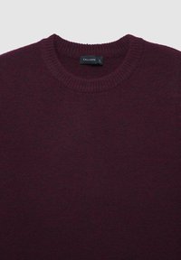 Maglione girocollo bordeaux realizzato in morbido tessuto a maglia, con scollo e orlo a costine, munito di etichetta che indica la taglia L.