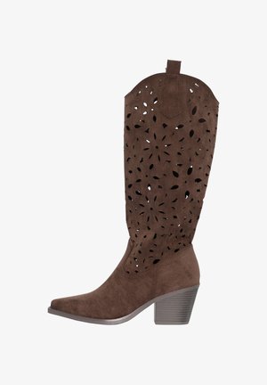 Brun ruskindsstøvle til midten af læggen med udskårne blomster- mønstre, spids tå og stacket blokhæl.