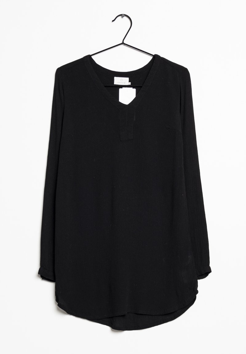 Blouse noire à manches longues avec col en V suspendue sur un cintre en fil de fer noir sur fond blanc.