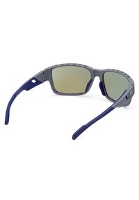 Aurinkolasit, joissa on harmaa muovikehys ja vihertävät linssit. Kehyksissä on sinisiä yksityiskohtia ohjaimissa ja ilmanvaihtoaukot ylhäällä.