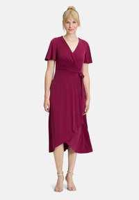 Burgunderfarbene Wickelkleid aus weichem Stoff mit kurzen Ärmeln, einem V-Ausschnitt und einem Bindegürtel in der Taille, mit einem asymmetrischen Saum.