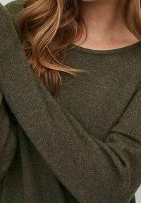 Maglione a maglia verde oliva con scollatura ampia e maniche lunghe, caratterizzato da una finitura testurizzata e una vestibilità rilassata, che mette in evidenza fibre morbide.