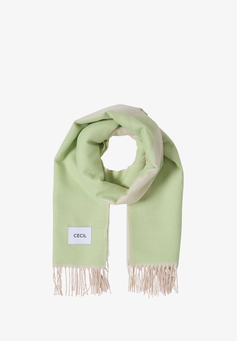 Écharpe vert clair en tissu doux, avec un ourlet à franges beige et une étiquette blanche portant le texte "CECIL". Forme arrondie et drapée.