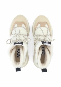 Beige en crèmekleurige hoge sneakers met zachte fleece voering, gestructureerde bovenkant, touwveters en zwarte tab aan de achterkant. Checkered logo aan de binnenkant.