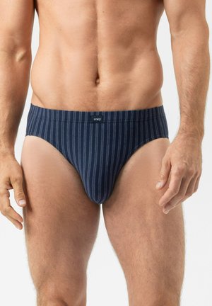 Man die marineblauwe gestreepte slips draagt met een centraal geplaatste "mey"-label op de tailleband, staande tegen een effen witte achtergrond.