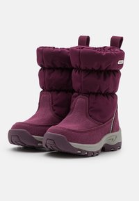 Bottes d'hiver isolées violettes, hauteur mi-mollet, tiges en tissu lisse, semelles en caoutchouc grises et haut rassemblé pour un ajustement snug.