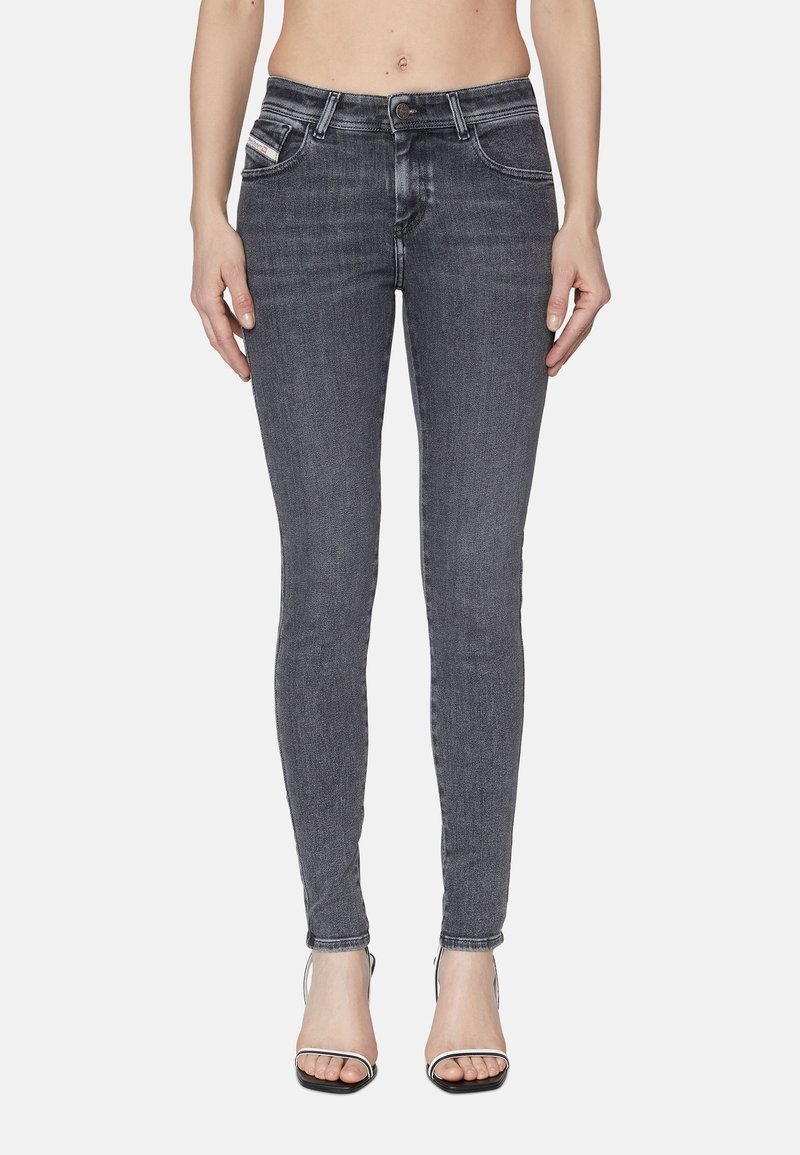 Jeans ajustados en denim gris oscuro con un diseño clásico de cinco bolsillos, con un ligero desvanecimiento y detalles de costura sutiles.