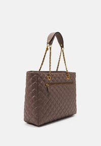 Brun quiltet tote taske med guldfarvede kædetræk, der har en yderlomme med lynlås og glatte læderdetaljer. Rektangulær form.