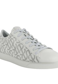 Sneaker bianco con tomaia in rete testurizzata caratterizzata da un sottile motivo geometrico, lacci grigi chiari e suola in gomma liscia.