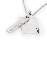 Sølvfarvet vedhængs halskæde med to charms i hundetagsstil, den ene indgraveret med "ALLSAINTS" og den anden med et gedeskull-motiv.