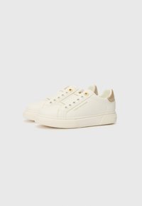 Weiße Sneaker aus glattem synthetischem Material. Mit runder Zehenpartie, flacher Gummisohle, goldenen Ösen und Markenverzierung an der Seite.