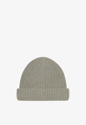 Graue Strickmütze mit geripptem Muster und umgeschlagenem Saum. Der Stoff wirkt weich und warm, ideal für kaltes Wetter.