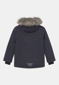 Granatowa parka z kapturem z sztucznego futra, długimi rękawami i czarnymi mankietami. Posiada odblaskowe paski w pobliżu dolnej krawędzi dla lepszej widoczności.